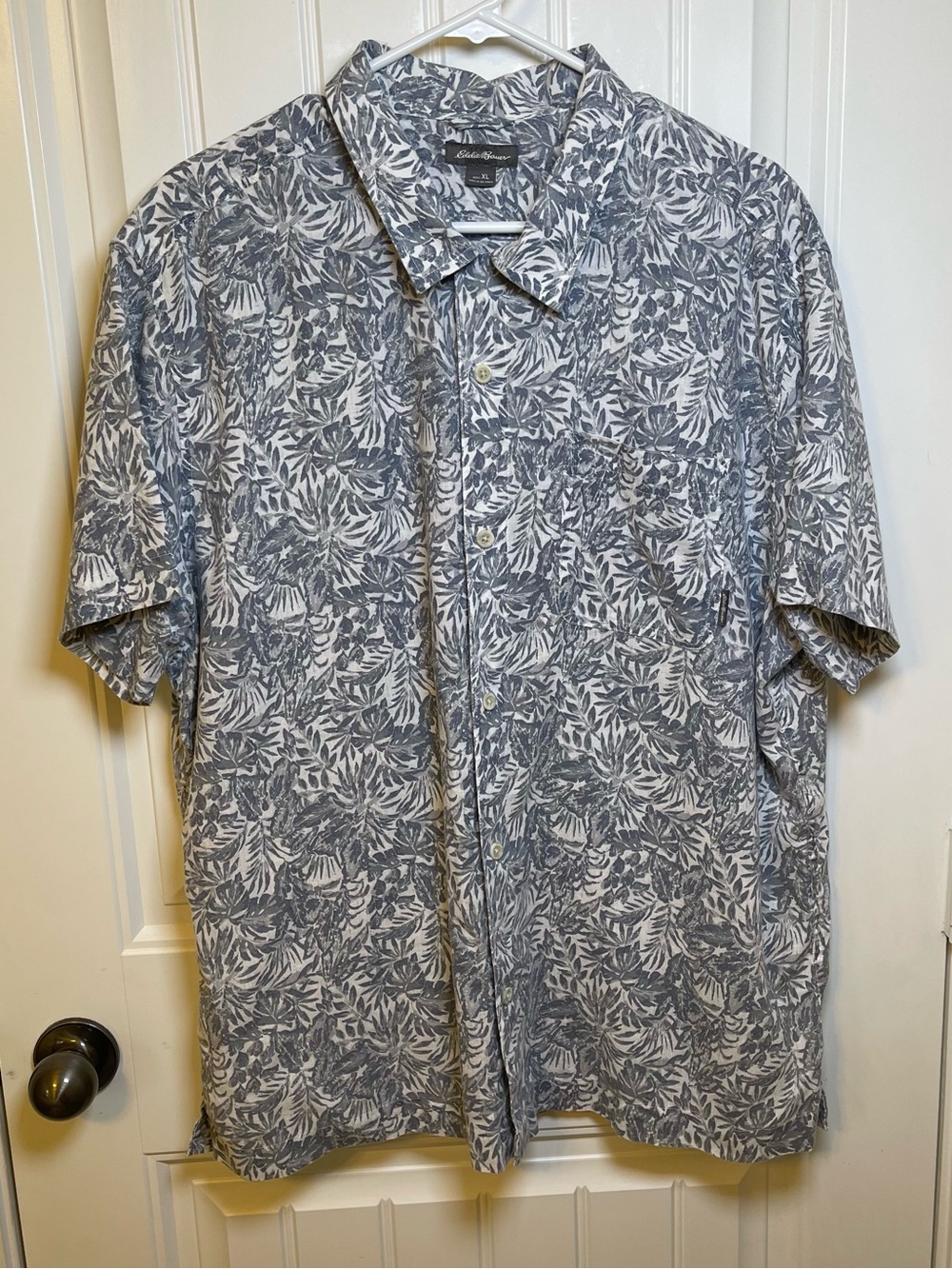 Eddie Bauer Men’s XL Blue-Gray & White Leaf Print Short-Sleeve Button-Up Shirt
